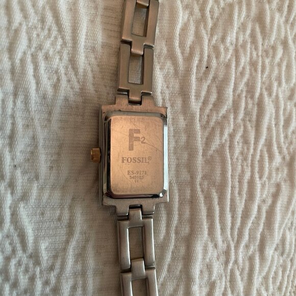 Gorgeous, Chic Fossil (F2) Watch ⌚ - Picture 2 of 4